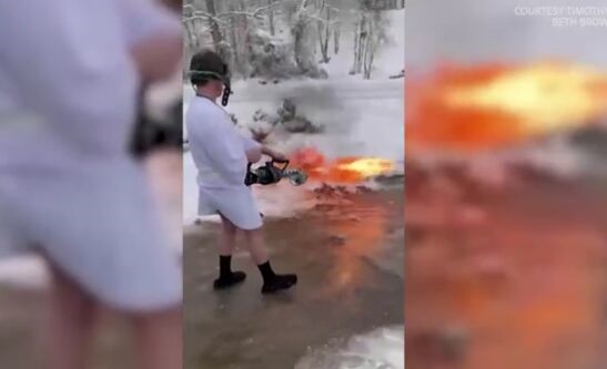 美国一男子用喷火器清除门前积雪
