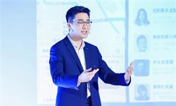 我们听到一声惨萌惨萌的猪叫声，解救了一只被妈压住的小猪