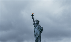 水漫纽约客！纽约暴雨，洪流猛灌地铁站