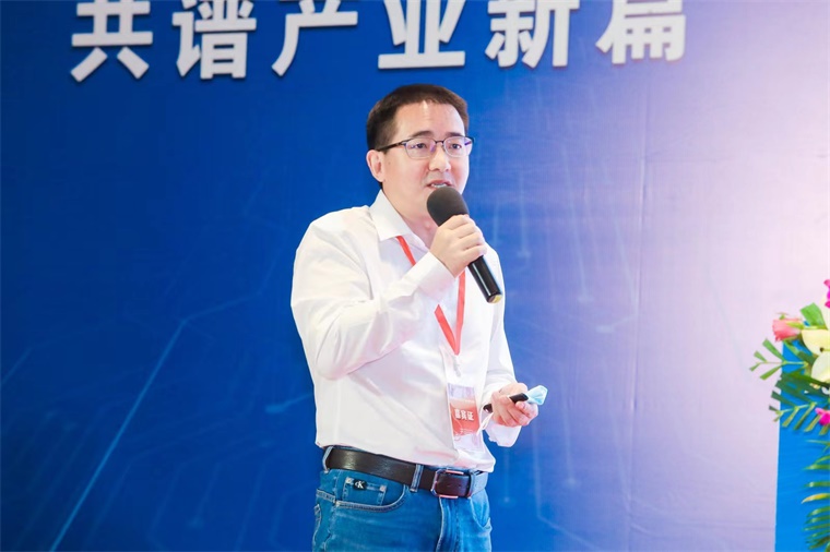 陈总受邀参加大会