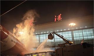 暴雪中的武汉，机场延误率超70%