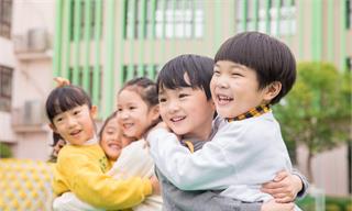 不养闲娃！孩子们在校炒菜烙饼刮鱼鳞，网友：连幼儿园都搞职业化了！【附学前教育行业发展趋势分析】