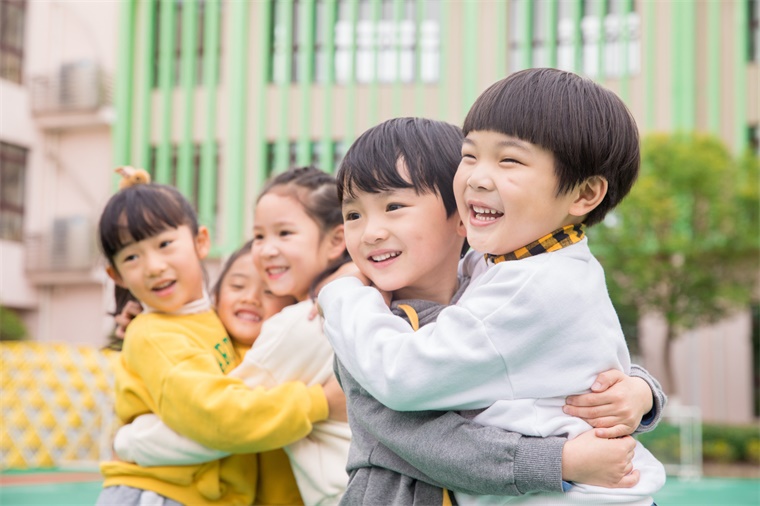 不养闲娃！孩子们在校炒菜烙饼刮鱼鳞，网友：连幼儿园都搞职业化了！