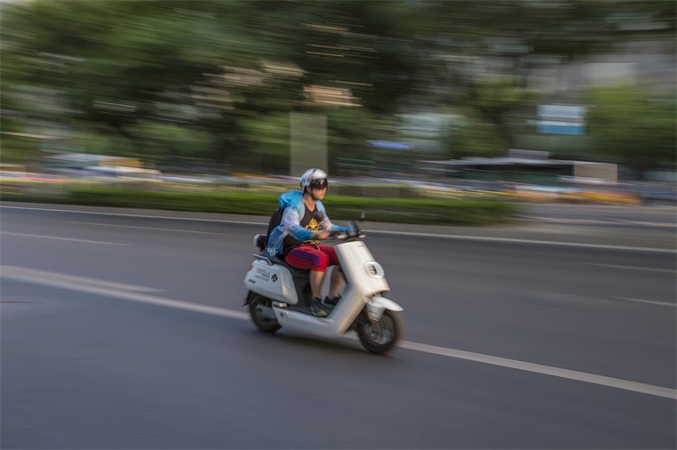 电动自行车上路有新要求！专家：新国标电动车限速25km/h比自行车还慢，不符合实际使用场景需求