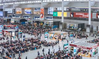 鼓励大家消费！清华大学李稻葵建议：五一拿身份证消费就减免25%，1块钱补贴能拉动4块钱消费【附五一黄金周<em>旅游</em>分析】