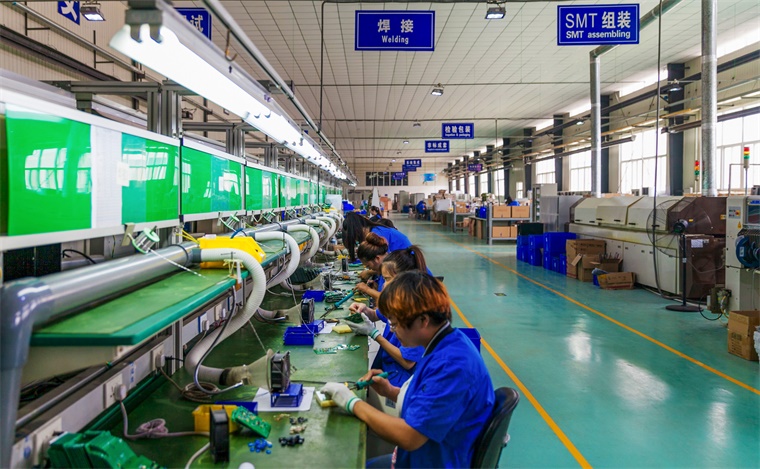 特朗普以 25% 关税胁迫苹果迁回美国，美专家：在美造iPhone如童话般不现实【附智能手机行业市场分析】
