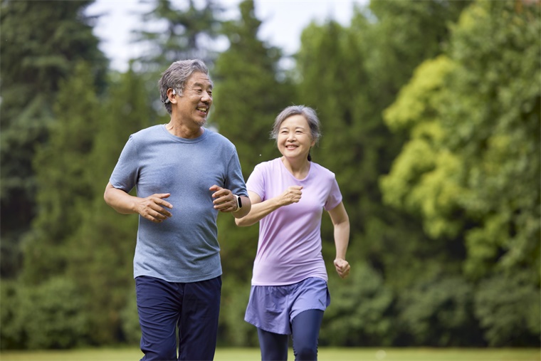 能活到多少歲？中國人均預期壽命79歲，聯合國預測2044年中國人壽命將趕超美國【附中國人口現狀分析】