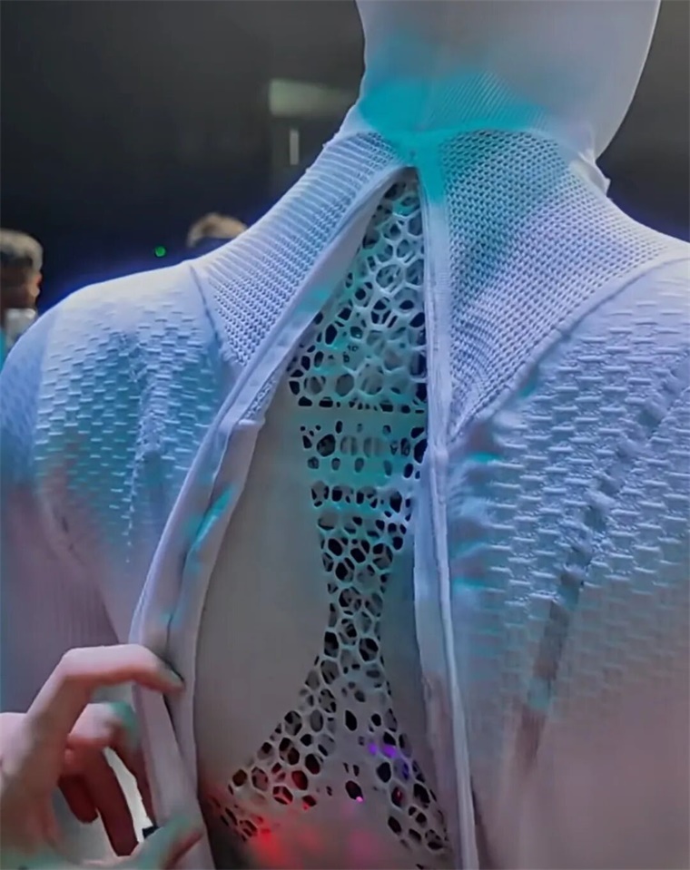 小鹏机器人被质疑藏真人！何小鹏发视频澄清：总有人不相信世界变化如此快【附人形机器人行业市场分析】