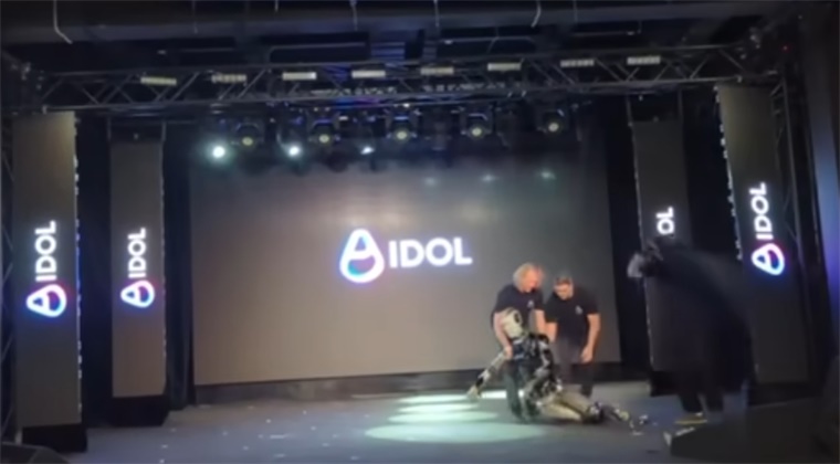 太尴尬了！俄罗斯发布首款国产人形机器人，出场突然摔倒被抬走【附人形机器人行业发展趋势】