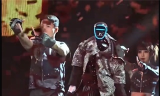 火到国外！马斯克点赞宇树机器人为王力宏伴舞，王兴兴：大家喜爱程度超过我的预估，对行业是件好事【附人形机器人行业市场分析】