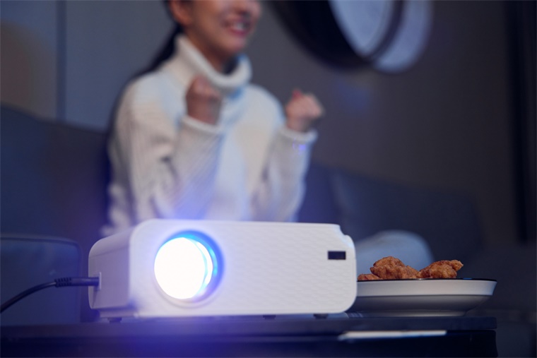 抛弃电视机的年轻人,也开始抛弃投影仪了