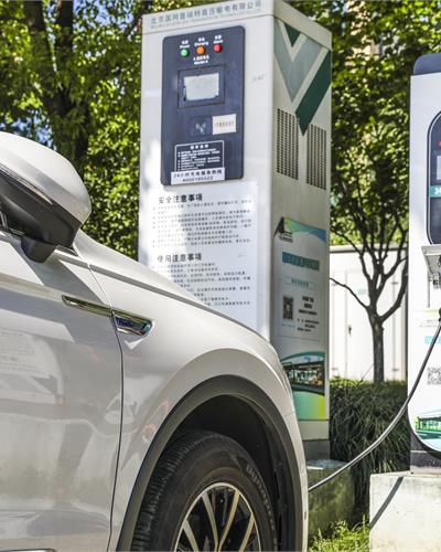 里程碑！问界销量破百万辆，华为余承东放话：两年内冲刺总销量200万辆【附新能源汽车行业市场分析】