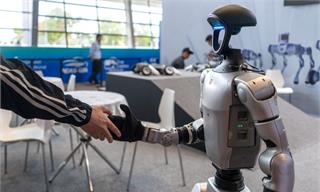 专家预测：人类未来一周只需工作2天，工资甚至更高，10年后机器人数量将超过人类【附人形机器人行业市场分析】