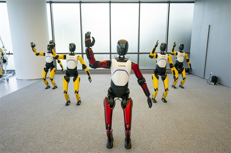 何小鹏：未来会诞生数千种机器人